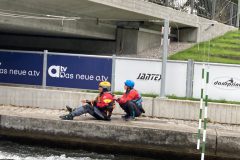 011-Sicherheits-lehrgang-Wildwasser-09.2022-Wurfsack-halten-scaled