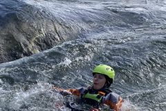 006-Sicherheits-lehrgang-Wildwasser-09.2022-Schwimmen-im-Wildwasser-scaled
